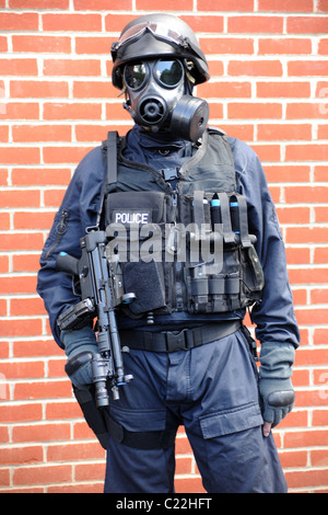 Police SWAT officer in gas mask with MP5 machine gun. Real police ...