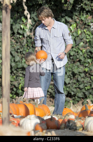 Larry Birkhead and daughter Dannielynn visits Mr. Bones Pumpkin Patch in West Hollywood Los Angeles, California - 11.10.09 Stock Photo