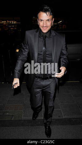 Peter Andre outside his hotel with a Louis Vuitton man bag London, England  - 26.08.09 WENN.com Stock Photo - Alamy