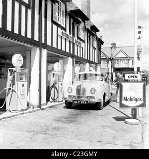 England, 1950s. Photograph by J Allan Cash. A car of the era refueling at a Mobilgas service station, Osterley Park, London. Stock Photo