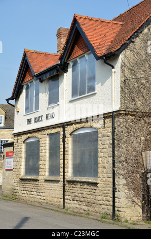 The Black Head, Stonesfield, Oxon, closed and boarded up. It is increasingly difficult to make village pubs pay. Stock Photo