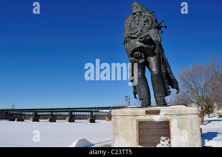 Native American, 'Ekwabet' statue erected on the banks of the Fox River to watch over the waterway St. Charles, Illinois, USA. Stock Photo