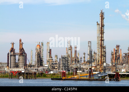 Oil refinery on the Mississippi River near New Orleans, Louisiana, USA. Stock Photo