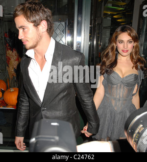 Danny Cipriani and Kelly Brook leaving the Ivy after her performance on her first night in 'Calendar Girls' at the Noel Coward Stock Photo