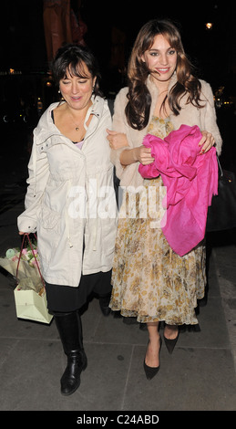 Kelly Brook leaves Cafe Koha at 11.30pm with comedienne Arabella Weir, and some other friends, who take turns to try and hide Stock Photo