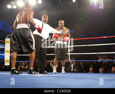 Dean Pit Bull White v Verquan Kimbrough 20th anniversary of Fight Night. The Fight Night Parade of Legends includes Gerry Stock Photo