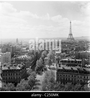 France,1950s. Ariel view of a boulevard on Paris, with the famous Eiffel Tower in the distance. Stock Photo