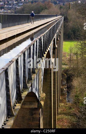 Pontcysyllte Aqueduct carrying the Llangollen canal with people walking on Offa's Dyke path on the towpath. Trevor, Wrexham, North Wales, UK Stock Photo