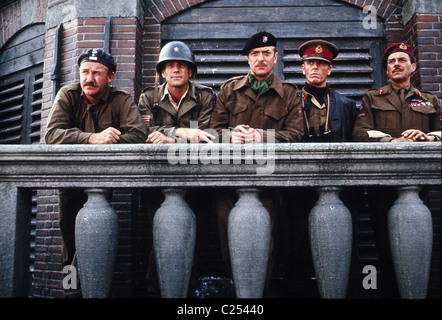 A BRIDGE TOO FAR (1977) GENE HACKMAN, RYAN O'NEAL, MICHAEL CAINE, EDWARD FOX, DIRK BOGARDE RICHARD ATTENBOROUGH (DIR) BTFR Stock Photo