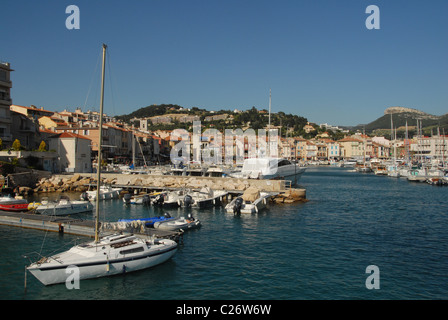 F/Provence/Bouches du Rhône: the Mediterranean seaside town of Cassis seen from the port Stock Photo