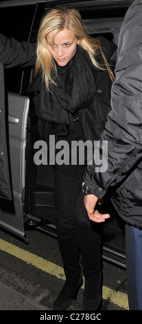 Reese Witherspoon leaving La Petite Maison restaurant just after 11pm, and heads back to her hotel. Reese did not want to be Stock Photo