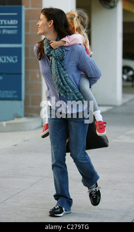 Jennifer Garner Gives Her Daughter Violet A Piggyback Ride After She ...