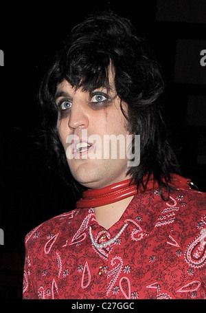 Noel Fielding arriving at a hotel with a female companion, who did not want to be pictured with him. Noel was wearing a red Stock Photo