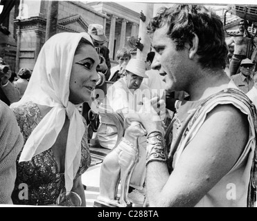 Elizabeth Taylor and Richard Burton on set of 'Cleopatra' Stock Photo