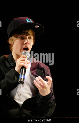 Justin Bieber performs a free concert for fans at Universal CityWalk in ...