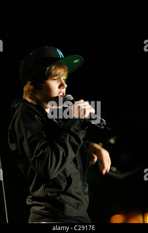 Justin Bieber performs a free concert for fans at Universal CityWalk in ...