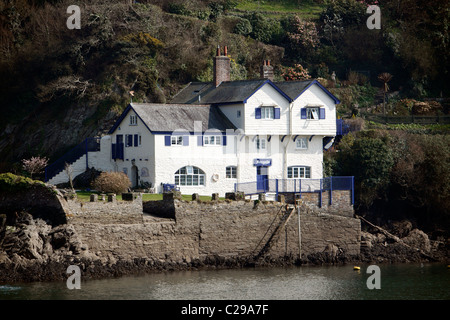 daphne-du-maurier-house-fowey-harbour-cornwall-england-summer-2005