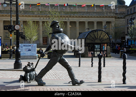 Statue of Desperate Dan from the Dandy Comic with the Caird Hall in the background, High Street, Dundee Stock Photo