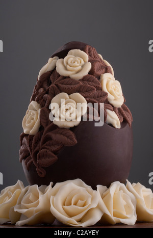 Colored easter eggs, gift boxes on a green grass background. Top view ...