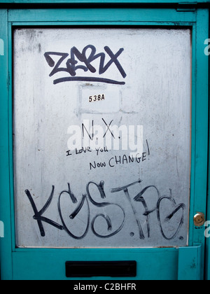 A romantic plea scrawled on the front door of an apartment in Dalston, London, UK. The message says 'I love you now CHANGE!' Stock Photo