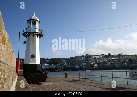 Lighthouse on the end of Smeaton's Pier in the harbour at St Ives, Cornwall, England Stock Photo