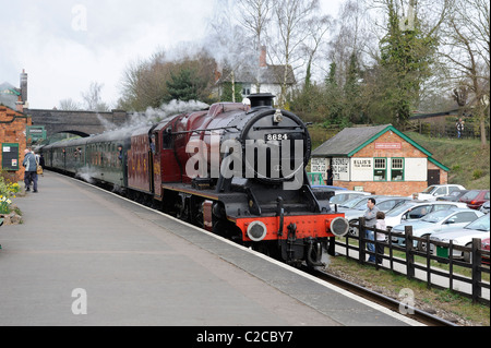 LMS Stanier 8F 2-8-0 locomotive 8624 arriving at rothley station great central railway england uk Stock Photo