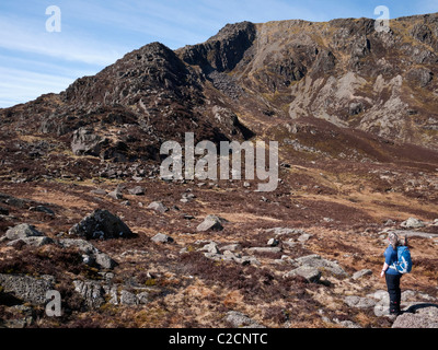 A female hill walker admires the view to Daear Ddu, the east ridge of Moel Siabod leading to the summit Stock Photo