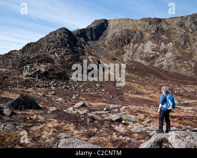 A female hill walker admires the view to Daear Ddu, the east ridge of Moel Siabod leading to the summit Stock Photo