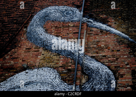 STREET ART IMAGE OF A CRANE IN HANBURY ST LONDON E1 OFF BRICK LANE BY ROA Stock Photo