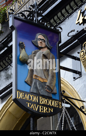 Sign outside Deacon Brodie's Tavern on the Royal Mile in Edinburgh Stock Photo