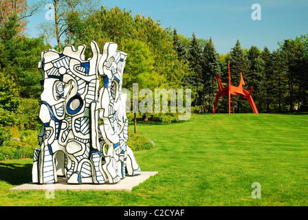 Jean DuBuffet's Kiosque L'evide in front of Alexander Calder's Hats Off at the Pepsico Sculpture Garden, Purchase, New York Stock Photo
