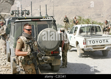 Bundeswehr ISAF soldiers during a road check, Feyzabad, Afghanistan Stock Photo