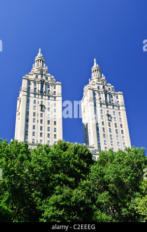 Two Tower San Remo luxury, 27-floor, co-operative apartment building, 145 and 146 Central Park West, Manhattan, New York City Stock Photo