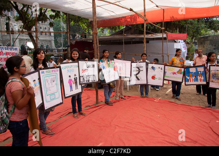 Student supporters with placards participating in Anna Hazare's anti corruption rally at Azad Maidan in Mumbai, India, Asia. Stock Photo