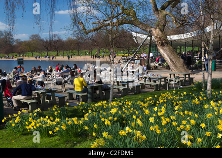 Cafe on The Serpentine in Hyde Park Stock Photo