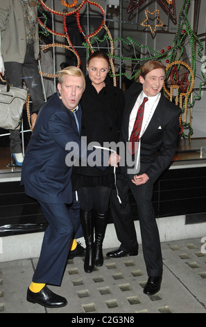 Stella McCartney with The Fast Show crew Mark Williams and Paul Whitehouse Switching on the Christmas lights at Stella Stock Photo