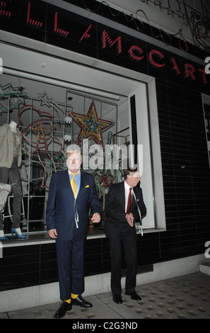 The Fast Show crew Mark Williams and Paul Whitehouse Switching on the Christmas lights at Stella McCartney's shop London, Stock Photo