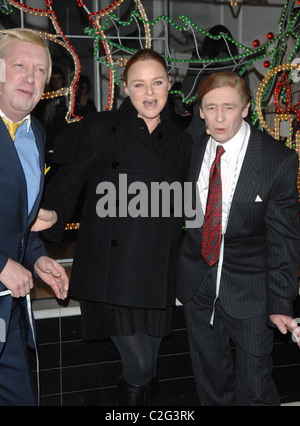 Stella McCartney with The Fast Show crew Mark Williams and Paul Whitehouse Switching on the Christmas lights at Stella Stock Photo