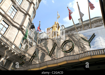 UK. EXTERIOR OF REFURBISHED SAVOY HOTEL IN THE LONDON STRAND Stock Photo