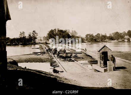 Pontoon bridges across James River at Richmond, Va. April, 1865 Stock Photo