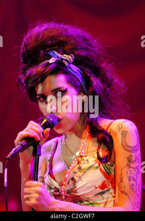 Amy Winehouse performing live at the Hammersmith Apollo London, England - 24.11.07 Stock Photo