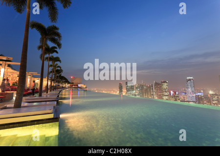 Singapore, swimmingpool and Singapore Skyline on the 57th floor of Marina Bay Sands Resort Stock Photo