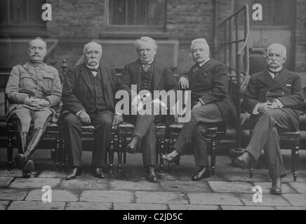 Foch, Clemenceau, Lloyd George, Orlando, Sonnino pose in world leader's conference
