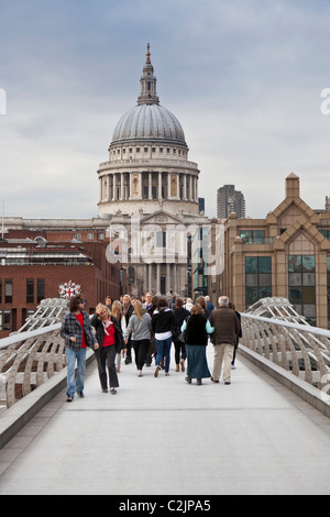 St Paul’s Cathedral und Millennium Bridge, London, England, Großbritannien, Europa Stock Photo