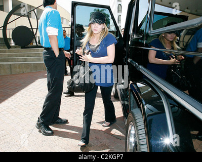 Hilary Duff arrives on Sunset Plaza wearing flip flops Los Angeles, California - 20.03.08 Stock Photo