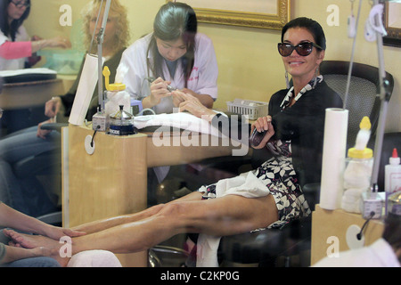 Janice Dickinson gets a manicure and pedicure at a nail salon in Beverly Hills Los Angeles, California - 26.03.06 Stock Photo