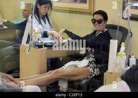 Janice Dickinson gets a manicure and pedicure at a nail salon in Beverly Hills Los Angeles, California - 26.03.06 Stock Photo