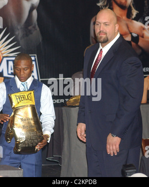 Floyd Mayweather Jr. and Big Show aka Paul Wight Press conference at the Hard Rock Cafe Times Square for WrestleMania XXIV Stock Photo