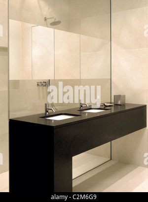 Cannon Place, Hampstead, 2005. Remodelled residential interior. Master bathroom clad in Crema Marfil. Stock Photo