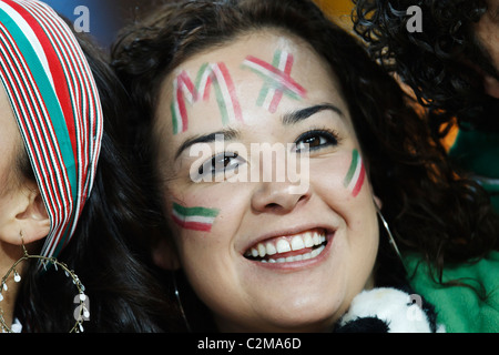 Fan De Futebol Mexicanos No Quadrado Vermelho Em Moscou Sombreiros E  Ponchos Mexicanos Famosos Campeonato Do Mundo Do Futebol Fotografia  Editorial - Imagem de chapéu, evento: 119307792